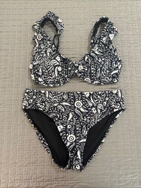 crown & ivy Black and White Printed Underwire Bikini Set